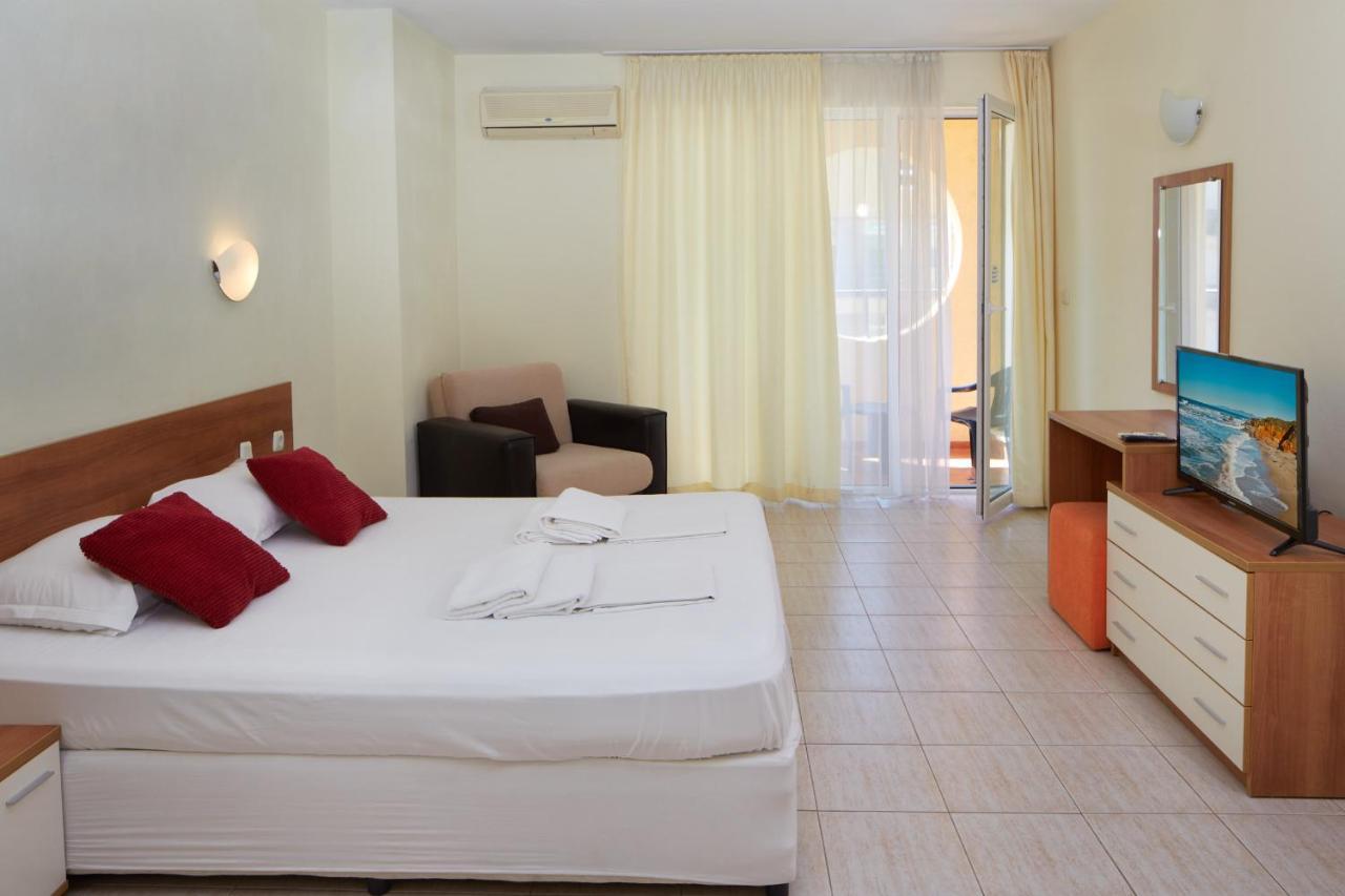 Pollo Resort Pantai Sunny Bagian luar foto